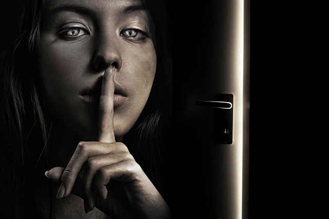 devojka ispred vrata